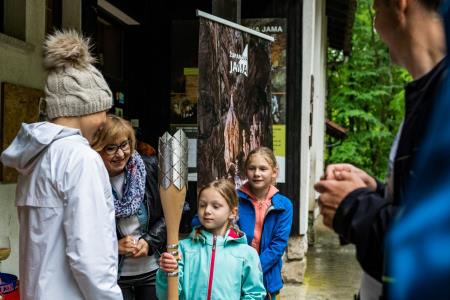 Olimpijsko baklo ponosno držijo tudi najmlajši, foto Peter Zakrajšek